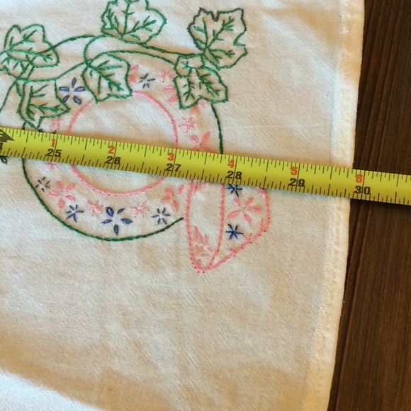 FINAL SALE PRICE 3 Pc Vintage Embroidered & Satiny Linens - Picture 3 of 11